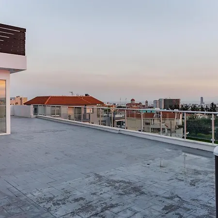 Penthouse With Outdoor Hottub * 利马索尔