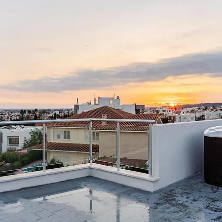 Penthouse With Outdoor Hottub 公寓 利马索尔