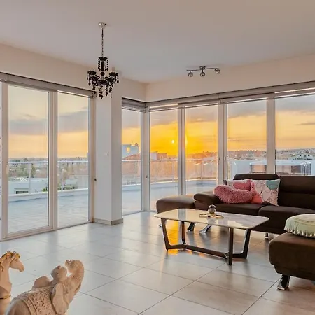 Penthouse With Outdoor Hottub