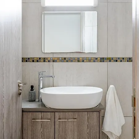 Penthouse With Outdoor Hottub * 利马索尔