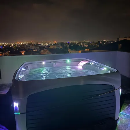 Penthouse With Outdoor Hottub 利马索尔
