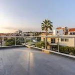 Penthouse With Outdoor Hottub Apartment