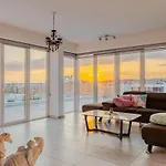 Penthouse With Outdoor Hottub
