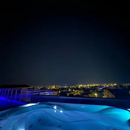 Sky Penthouse With Private Outdoor Hottub