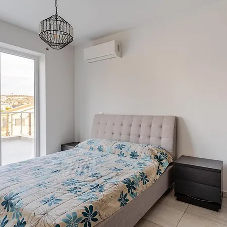 Penthouse With Outdoor Hottub Apartament