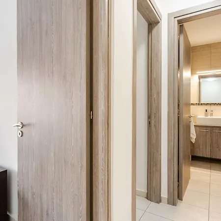 Daire Sky Penthouse With Private Outdoor Hottub Limasol