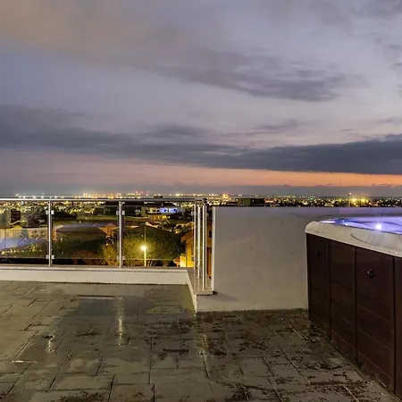 Penthouse With Outdoor Hottub *