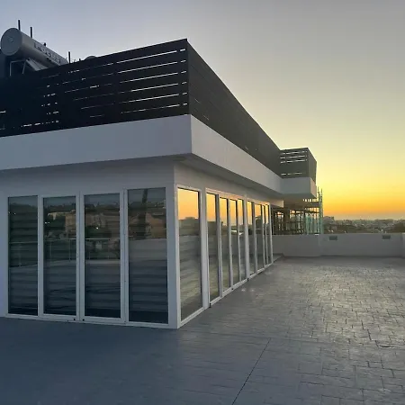 Penthouse With Outdoor Hottub Limassol