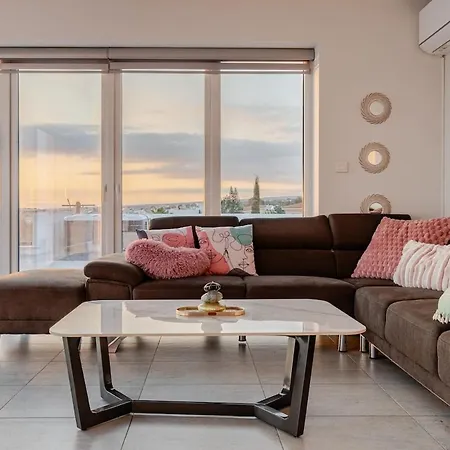 Penthouse With Outdoor Hottub Limassol