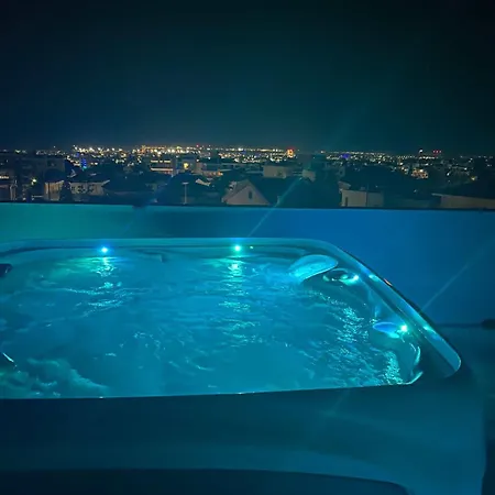 Sky Penthouse With Private Outdoor Hottub *