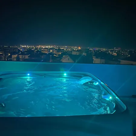 Sky Penthouse With Private Outdoor Hottub