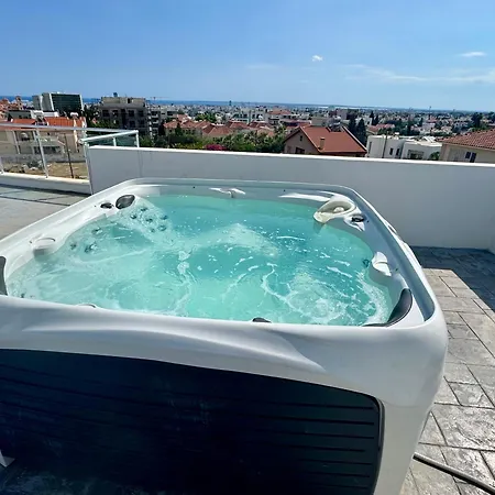 Sky Penthouse With Private Outdoor Hottub