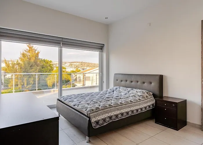 Penthouse With Outdoor Hottub リマソール