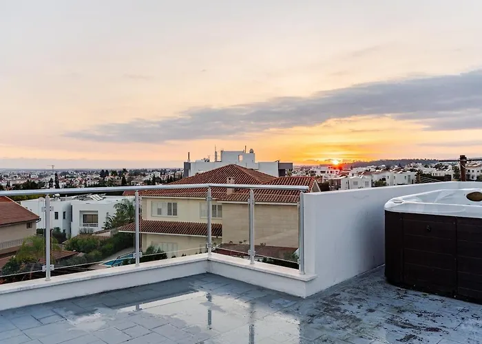 Penthouse With Outdoor Hottub アパート リマソール