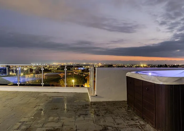 Penthouse With Outdoor Hottub *