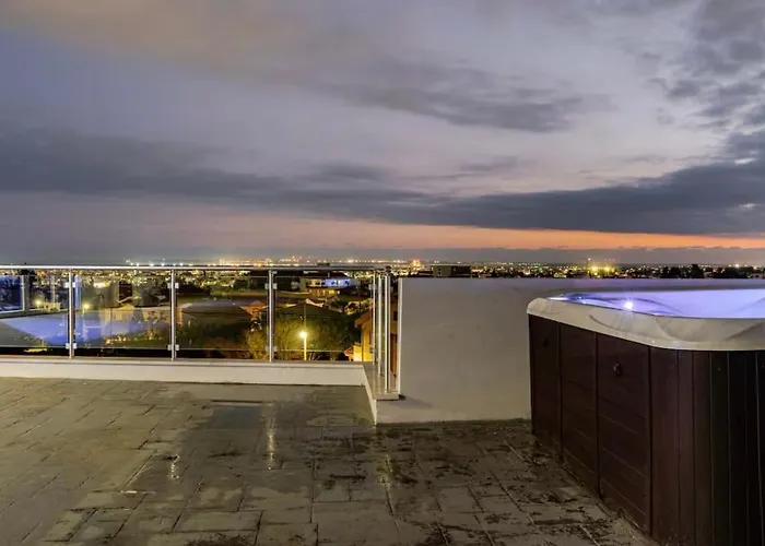 Penthouse With Outdoor Hottub リマソール