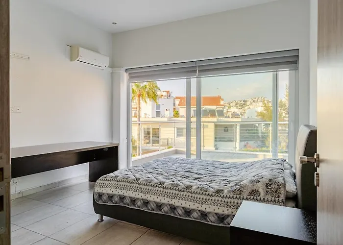 Penthouse With Outdoor Hottub * リマソール