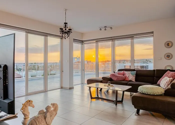 Penthouse With Outdoor Hottub