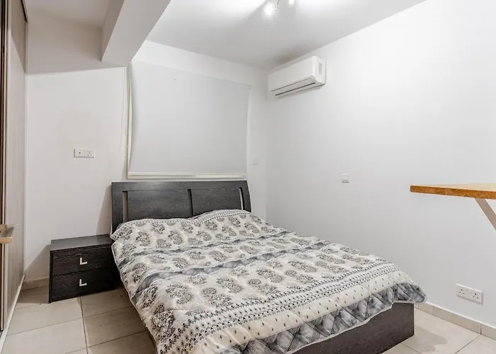 Penthouse With Outdoor Hottub アパート リマソール