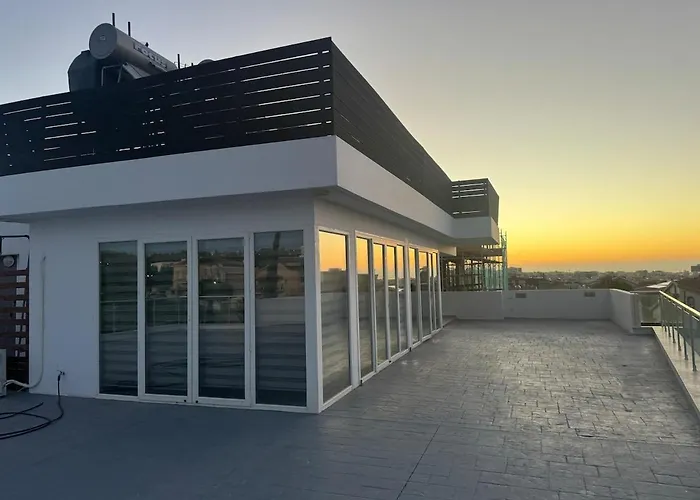 Penthouse With Outdoor Hottub リマソール