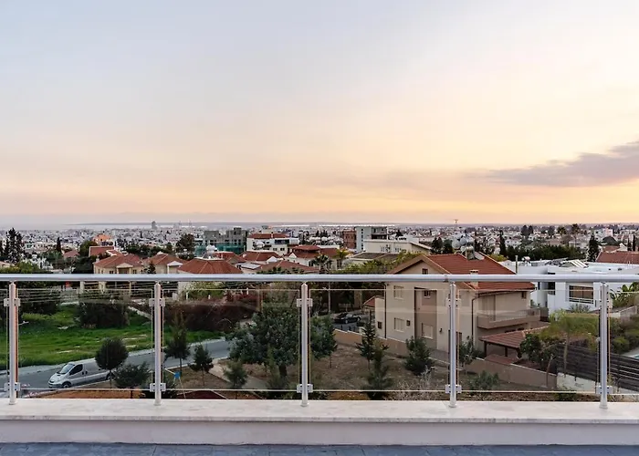 Penthouse With Outdoor Hottub * リマソール