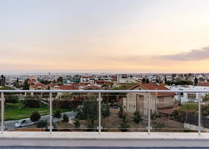 Penthouse With Outdoor Hottub アパート リマソール