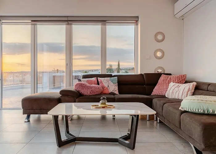 Penthouse With Outdoor Hottub リマソール