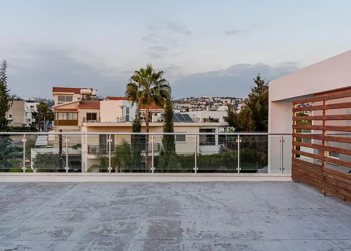 Penthouse With Outdoor Hottub リマソール