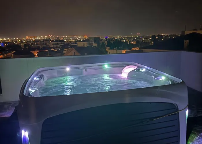 Penthouse With Outdoor Hottub リマソール